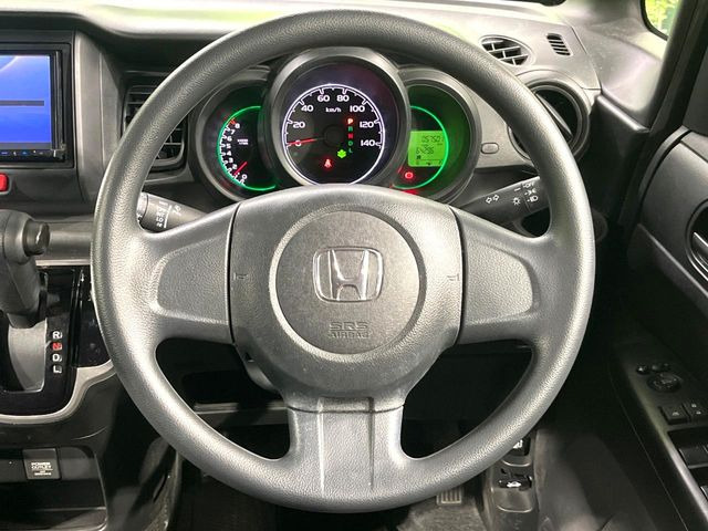 �C���e���A�ɍ��킹���f�U�C���̃X�e�A�����O�́A�^�]�������̂��Ƃ��l���A�^�]���₷���`��A�傫���ł��B�����x�A���ۂɐG���Ă��m���߂��������B