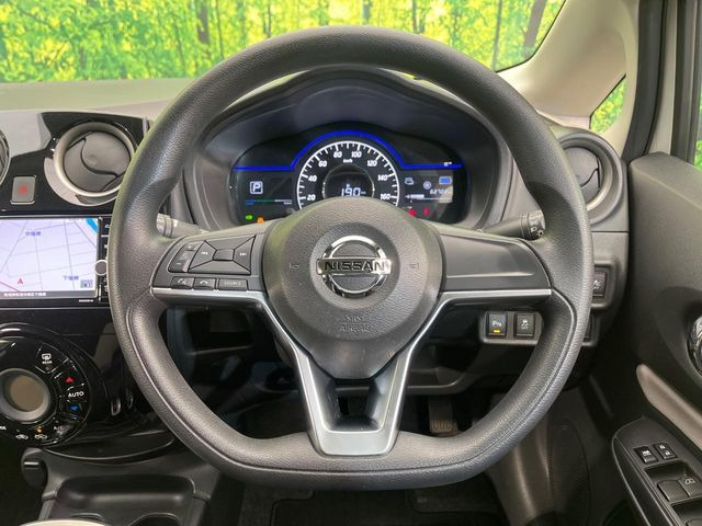 �C���e���A�ɍ��킹���f�U�C���̃X�e�A�����O�́A�^�]�������̂��Ƃ��l���A�^�]���₷���`��A�傫���ł��B�����x�A���ۂɐG���Ă��m���߂��������B