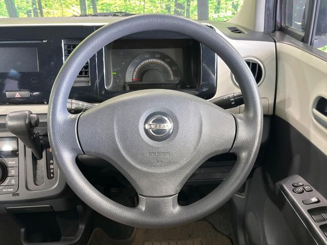 �C���e���A�ɍ��킹���f�U�C���̃X�e�A�����O�́A�^�]�������̂��Ƃ��l���A�^�]���₷���`��A�傫���ł��B�����x�A���ۂɐG���Ă��m���߂��������B