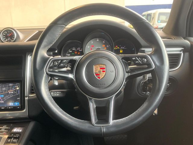 ���}���`�t�@���N�V�����X�e�A�����O:�n���h���̍��E�̃{�^���ŃI�[�f�B�I�̑I���≹�ʂ̒��߂��\�ł��B�n���h�����������������ł���̂ň��S�ł��ˁ�