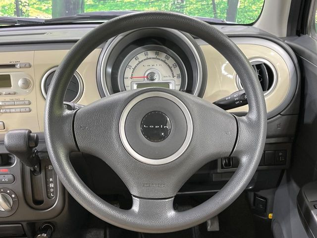 �C���e���A�ɍ��킹���f�U�C���̃X�e�A�����O�́A�^�]�������̂��Ƃ��l���A�^�]���₷���`��A�傫���ł��B�����x�A���ۂɐG���Ă��m���߂��������B