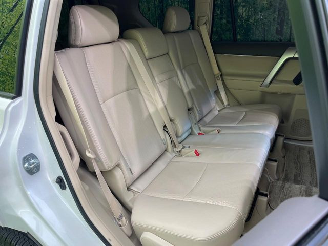後部座席も気になるようなキズ・汚れやへたり等、大きなダメージはなく、良好な状態です。