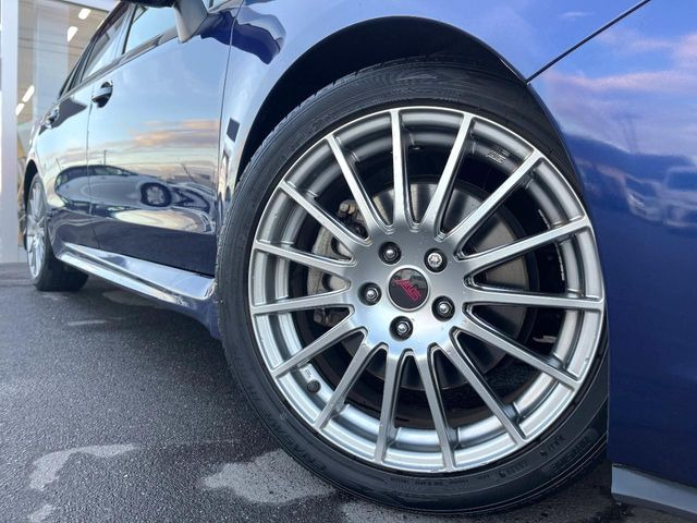 �y18�C���`�A���~�z�C�[���z�O�ςɃ}�b�`�����A���~�z�C�[���𑕒����Ă���܂��B�e��A���~�z�C�[����A�X�^�b�h���X�^�C�����戵�����Ă���܂��B���񂲑��k����������