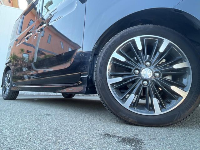 �y����15�C���`�A���~�z�C�[���z�O�ςɃ}�b�`���������A���~�z�C�[���𑕒����Ă���܂��B�e��ЊO�A���~�z�C�[����A�X�^�b�h���X�^�C�����戵�����Ă���܂��B���񂲑��k����������