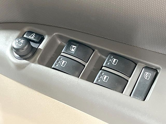 �y�d���i�[�~���[�z�T�C�h�~���[�͓d���i�[���ƂȂ��Ă���A�������ԏ�ł��L�Y�������X�N��}�����܂��B