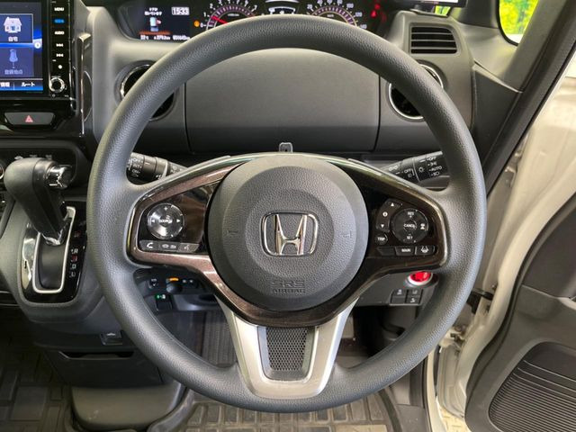 �y�z���_�Z���V���O�z���s���ɑO���̎ԗ�����F�����A�Փ˂������Ȏ��͌x��ƃu���[�L�ŏՓˉ���Ɣ�Q�y�����A�V�X�g�B�����S�Ƀh���C�u�����y���݂��������܂��B