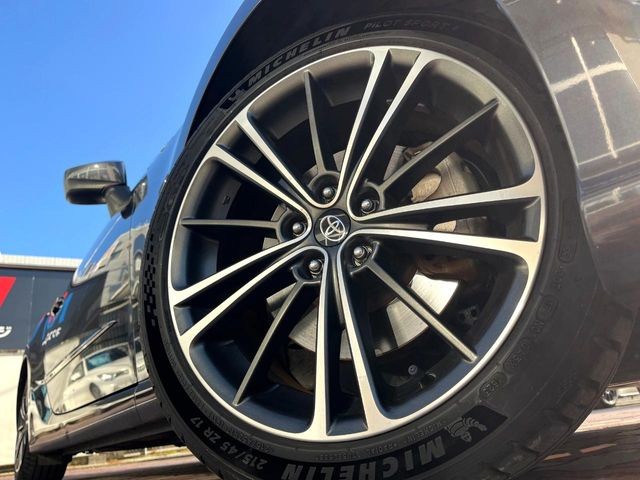 �y����17�C���`�A���~�z�C�[���z�O�ςɃ}�b�`���������A���~�z�C�[���𑕒����Ă���܂��B�e��ЊO�A���~�z�C�[����A�X�^�b�h���X�^�C�����戵�����Ă���܂��B���񂲑��k����������