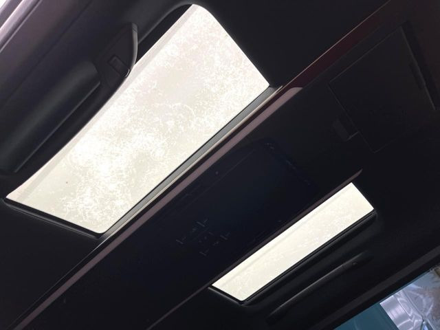 【左右独立ムーンルーフ】2列目左右席にそれぞれ配置されたガラスルーフ!日差しに合わせて片側だけシェードを閉めることも可能です!