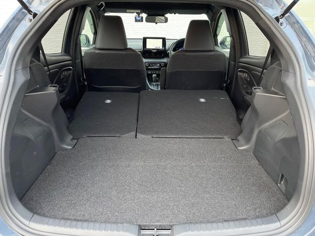 ���i�̂���������ʋ΁A���}���ɏ\���ȉ׎��X�y�[�X���m�ۂ��Ă���܂��B�Z�J���h�V�[�g��|���ƁA�傫�ȉו��̐ύڂ��\�ł���