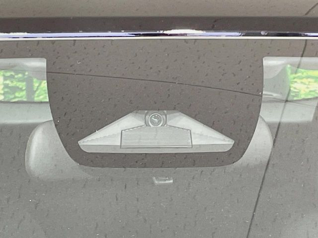 【ホンダセンシング】走行中に前方の車両等を認識し、衝突しそうな時は警報とブレーキで衝突回避と被害軽減をアシスト。より安全にドライブをお楽しみいただけます。