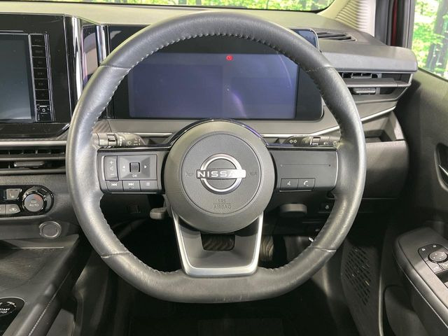 �C���e���A�ɍ��킹���f�U�C���̃X�e�A�����O�́A�^�]�������̂��Ƃ��l���A�^�]���₷���`��A�傫���ł��B�����x�A���ۂɐG���Ă��m���߂��������B