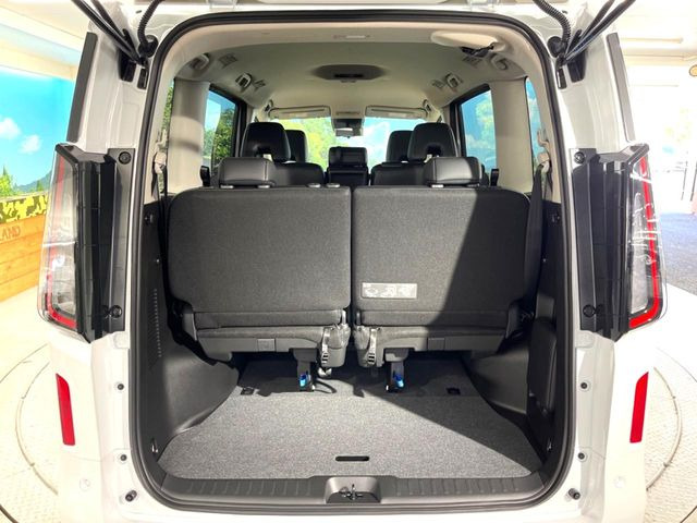 ���i�̂���������ʋ΁A���}���ɏ\���ȉ׎��X�y�[�X���m�ۂ��Ă���܂��B�Z�J���h�V�[�g��|���ƁA�傫�ȉו��̐ύڂ��\�ł���