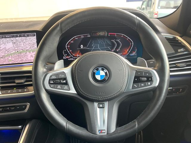 ���}���`�t�@���N�V�����X�e�A�����O:�n���h���̍��E�̃{�^���ŃI�[�f�B�I�̑I���≹�ʂ̒��߂��\�ł��B�n���h�����������������ł���̂ň��S�ł��ˁ�