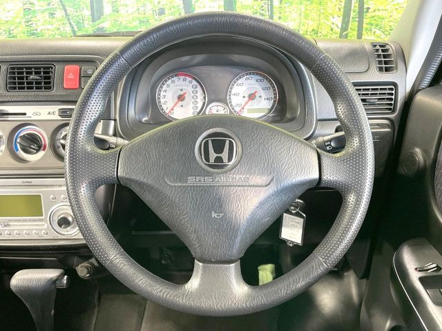 �C���e���A�ɍ��킹���f�U�C���̃X�e�A�����O�́A�^�]�������̂��Ƃ��l���A�^�]���₷���`��A�傫���ł��B�����x�A���ۂɐG���Ă��m���߂��������B