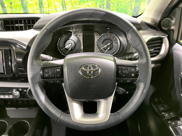 �C���e���A�ɍ��킹���f�U�C���̃X�e�A�����O�́A�^�]�������̂��Ƃ��l���A�^�]���₷���`��A�傫���ł��B�����x�A���ۂɐG���Ă��m���߂��������B