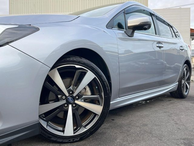 �y�O���[�h��p����18�C���`�A���~�z�C�[���z�f�U�C�����̍��������A���~�z�C�[���𑕒����Ă���܂��B�e��ЊO�A���~�z�C�[����A�X�^�b�h���X�^�C�����戵�����Ă���܂��B���񂲑��k����������