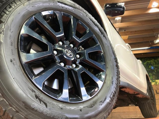 �y����18�C���`�A���~�z�C�[���z�O�ςɃ}�b�`���������A���~�z�C�[���𑕒����Ă���܂��B�e��ЊO�A���~�z�C�[����A�X�^�b�h���X�^�C�����戵�����Ă���܂��B���񂲑��k����������