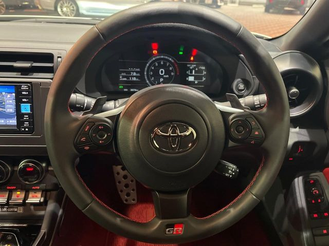 �y�����v�����X�e�A�����O�z�㎿�Ȋv���g�p���邱�ƂŁA��ɂ����������݂ƂĂ��^�]���₷���n���h���ł���