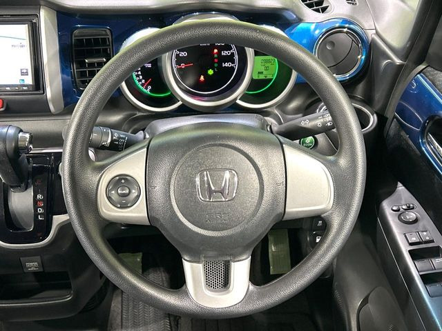 �C���e���A�ɍ��킹���f�U�C���̃X�e�A�����O�́A�^�]�������̂��Ƃ��l���A�^�]���₷���`��A�傫���ł��B�����x�A���ۂɐG���Ă��m���߂��������B