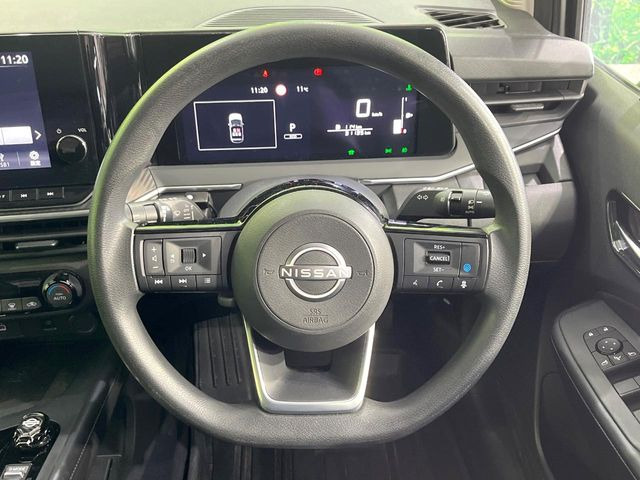 �C���e���A�ɍ��킹���f�U�C���̃X�e�A�����O�́A�^�]�������̂��Ƃ��l���A�^�]���₷���`��A�傫���ł��B�����x�A���ۂɐG���Ă��m���߂��������B