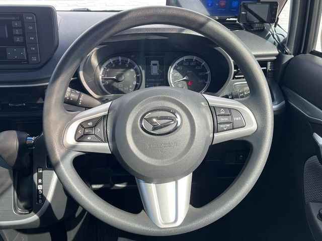 �C���e���A�ɍ��킹���f�U�C���̃X�e�A�����O�́A�^�]�������̂��Ƃ��l���A�^�]���₷���`��A�傫���ł��B�����x�A���ۂɐG���Ă��m���߂��������B