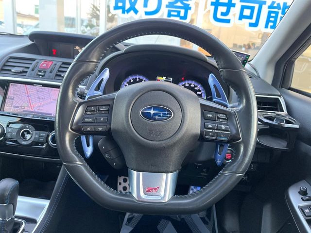 �C���e���A�ɍ��킹���f�U�C���̃X�e�A�����O�́A�^�]�������̂��Ƃ��l���A�^�]���₷���`��A�傫���ł��B�����x�A���ۂɐG���Ă��m���߂��������B