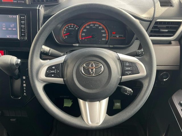 �C���e���A�ɍ��킹���f�U�C���̃X�e�A�����O�́A�^�]�������̂��Ƃ��l���A�^�]���₷���`��A�傫���ł��B�����x�A���ۂɐG���Ă��m���߂��������B