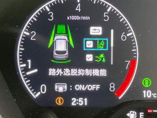 【車線維持支援システム】高速道路走行時、車線からはみ出しそうな時にステアリングを制御。より安心・安全な運転をサポートしてくれます!