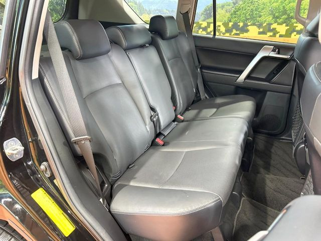 後部座席も気になるようなキズ・汚れやへたり等、大きなダメージはなく、良好な状態です。