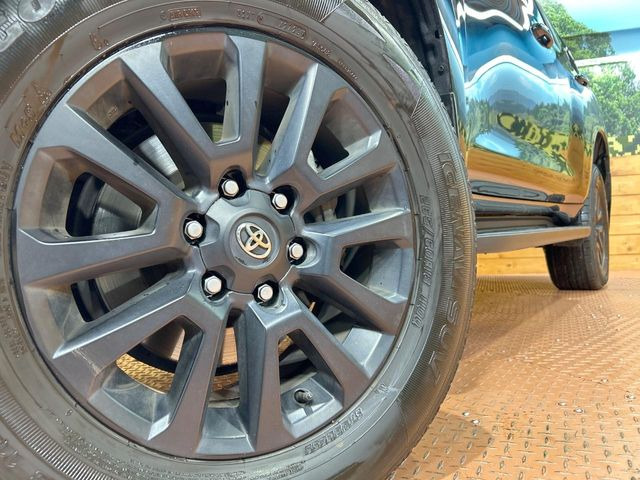 【純正18インチアルミホイール】外観にマッチした純正アルミホイールを装着しております。各種社外アルミホイールや、スタッドレスタイヤも取扱いしております。是非ご相談ください♪