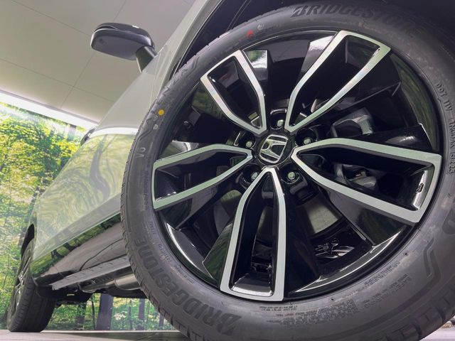 �y����18�C���`�A���~�z�C�[���z�O�ςɃ}�b�`���������A���~�z�C�[���𑕒����Ă���܂��B�e��ЊO�A���~�z�C�[����A�X�^�b�h���X�^�C�����戵�����Ă���܂��B���񂲑��k����������