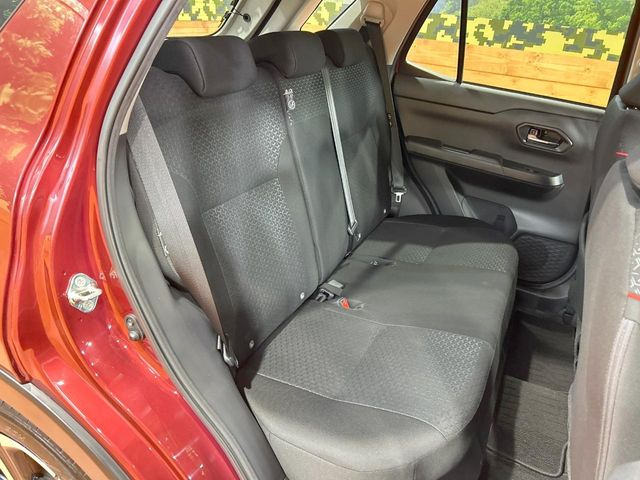 広々とした2列目シートは居住性が高く、居心地も快適!友達や家族とのお出かけにぴったりです。ベビーシートやチャイルドシート使用時も快適にお過ごしいただける十分な空間を確保しています。