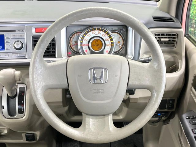 �C���e���A�ɍ��킹���f�U�C���̃X�e�A�����O�́A�^�]�������̂��Ƃ��l���A�^�]���₷���`��A�傫���ł��B�����x�A���ۂɐG���Ă��m���߂��������B