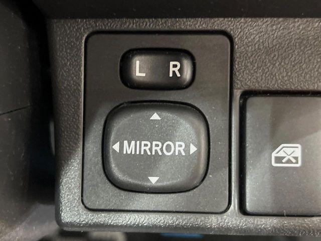 �y�d���i�[�~���[�z�T�C�h�~���[�͓d���i�[���ƂȂ��Ă���A�������ԏ�ł��L�Y�������X�N��}�����܂��B