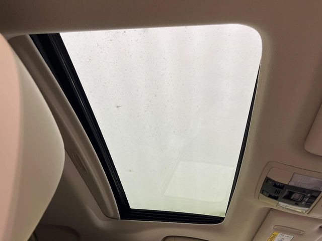 【サンルーフ】開放感たっぷりの希少装備、サンルーフが装着されています!車内に明かりを取り入れたり景色を楽しむ以外にも、車内の空気も簡単に換気できて快適です!