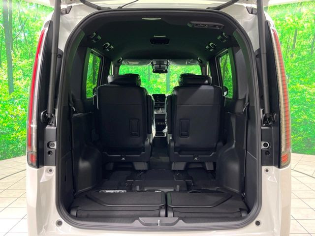 ���i�̂���������ʋ΁A���}���ɏ\���ȉ׎��X�y�[�X���m�ۂ��Ă���܂��B�Z�J���h�V�[�g��|���ƁA�傫�ȉו��̐ύڂ��\�ł���