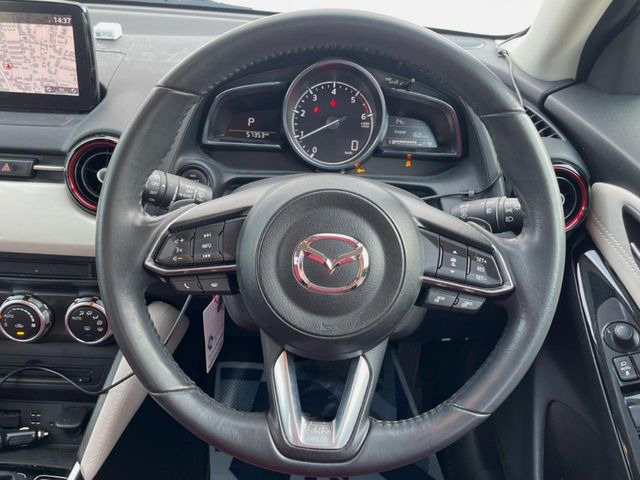 �C���e���A�ɍ��킹���f�U�C���̃X�e�A�����O�́A�^�]�������̂��Ƃ��l���A�^�]���₷���`��A�傫���ł��B�����x�A���ۂɐG���Ă��m���߂��������B