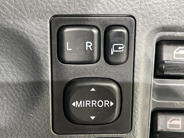 �y�d���i�[�~���[�z�T�C�h�~���[�͓d���i�[���ƂȂ��Ă���A�������ԏ�ł��L�Y�������X�N��}�����܂��B