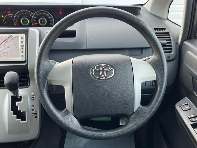 �C���e���A�ɍ��킹���f�U�C���̃X�e�A�����O�́A�^�]�������̂��Ƃ��l���A�^�]���₷���`��A�傫���ł��B�����x�A���ۂɐG���Ă��m���߂��������B