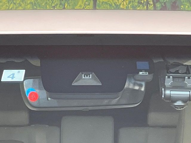 【トヨタセーフティセンス】走行中に前方の車両等を認識し、衝突しそうな時は警報とブレーキで衝突回避と被害軽減をアシスト。より安全にドライブをお楽しみいただけます。