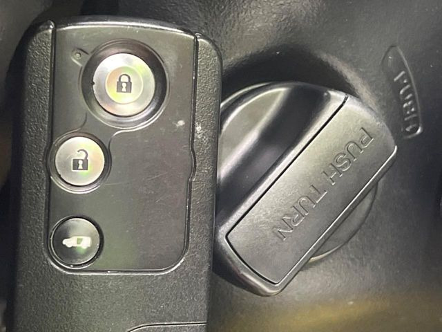 �yHonda�X�}�[�g�L�[�z�J�o����|�P�b�g�ɓ��ꂽ�܂܂ł��h�A�̎{���E�������\�ȃX�}�[�g�L�[�𑕔��B�G���W���̃I���E�I�t�����J�M�����o���K�v����������Ƃ��Ă��֗��ł���