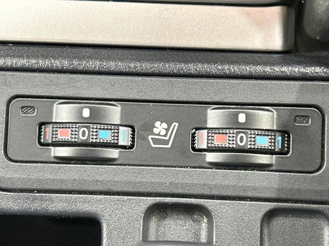 【シートベンチレーション】夏場は涼しい風でお尻や背中の熱やムレを防ぎ、冬はエアコンよりも早く温まってポカポカに!季節を問わず快適に過ごせます。