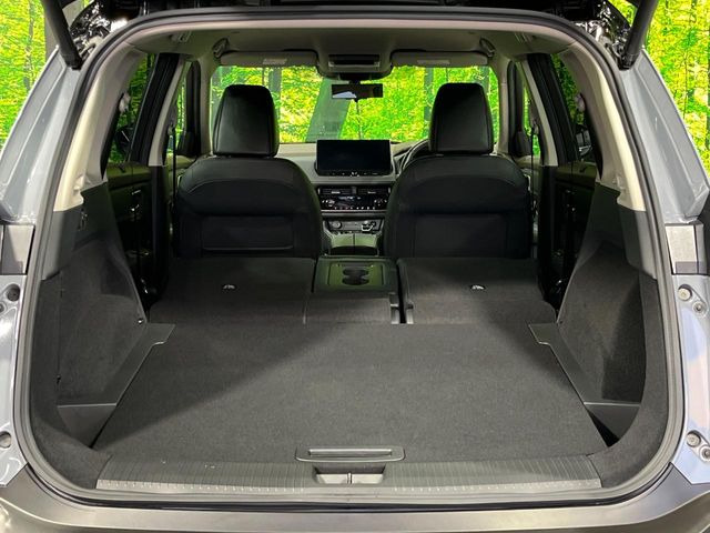 ���i�̂���������ʋ΁A���}���ɏ\���ȉ׎��X�y�[�X���m�ۂ��Ă���܂��B�Z�J���h�V�[�g��|���ƁA�傫�ȉו��̐ύڂ��\�ł���