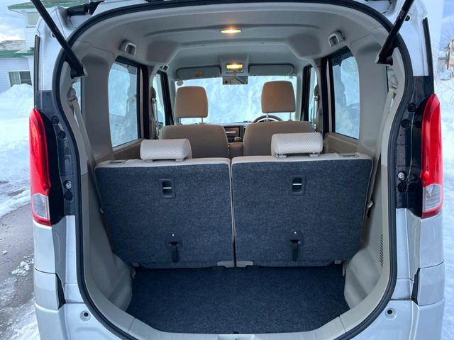 ���i�̂���������ʋ΁A���}���ɏ\���ȉ׎��X�y�[�X���m�ۂ��Ă���܂��B�Z�J���h�V�[�g��|���ƁA�傫�ȉו��̐ύڂ��\�ł���