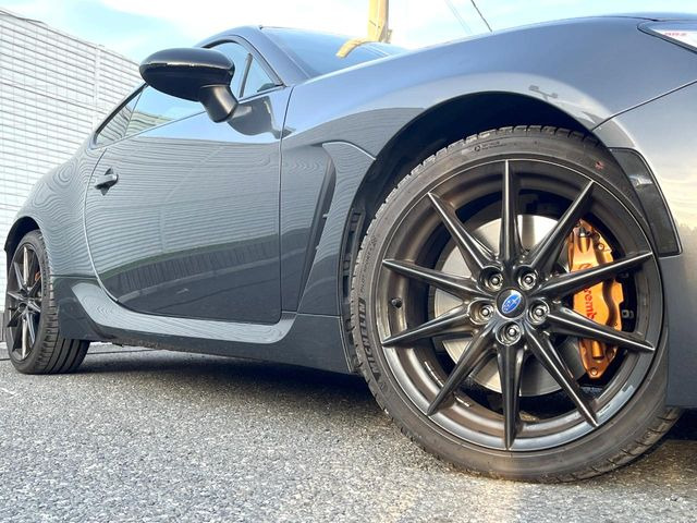 �yBrembo�L�����p�[�t������18�C���`�A���~�z�C�[���z�O�ςɃ}�b�`���������A���~�z�C�[���𑕒����Ă���܂��B�e��ЊO�A���~�z�C�[����A�X�^�b�h���X�^�C�����戵�����Ă���܂��B���񂲑��k����������