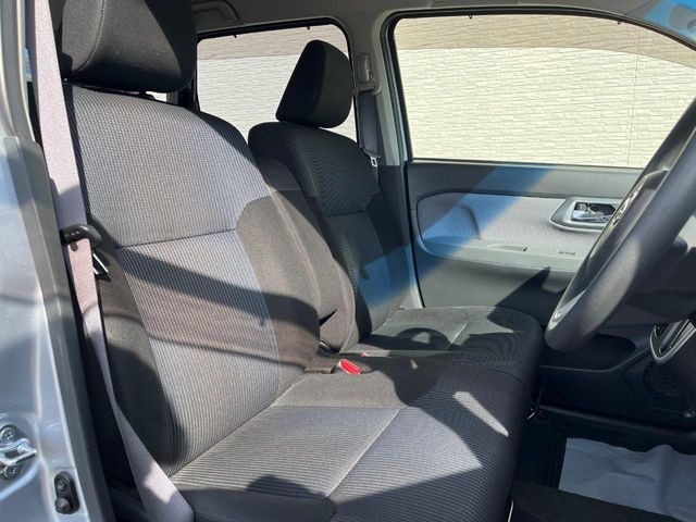 �C���e���A�ɍ��킹���f�U�C���̃X�e�A�����O�́A�^�]�������̂��Ƃ��l���A�^�]���₷���`��A�傫���ł��B�����x�A���ۂɐG���Ă��m���߂��������B