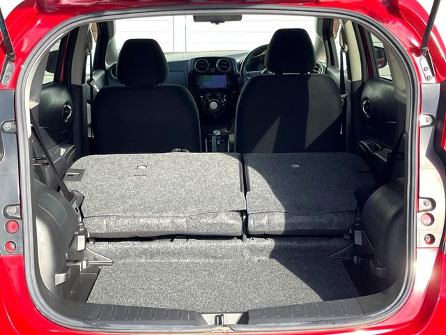 ���i�̂���������ʋ΁A���}���ɏ\���ȉ׎��X�y�[�X���m�ۂ��Ă���܂��B�Z�J���h�V�[�g��|���ƁA�傫�ȉו��̐ύڂ��\�ł���