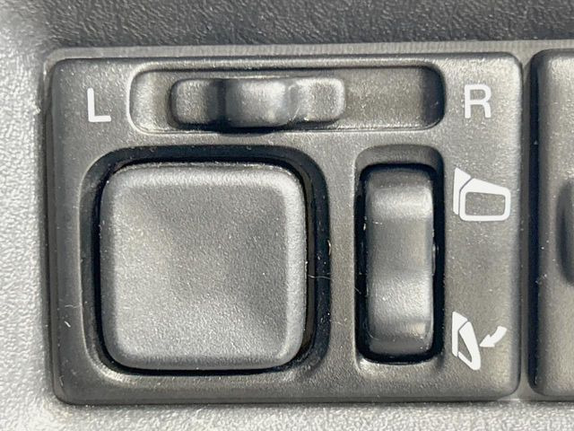 �y�d���i�[�~���[�z�T�C�h�~���[�͓d���i�[���ƂȂ��Ă���A�������ԏ�ł��L�Y�������X�N��}�����܂��B