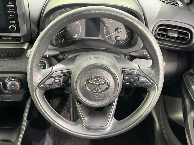 �C���e���A�ɍ��킹���f�U�C���̃X�e�A�����O�́A�^�]�������̂��Ƃ��l���A�^�]���₷���`��A�傫���ł��B�����x�A���ۂɐG���Ă��m���߂��������B