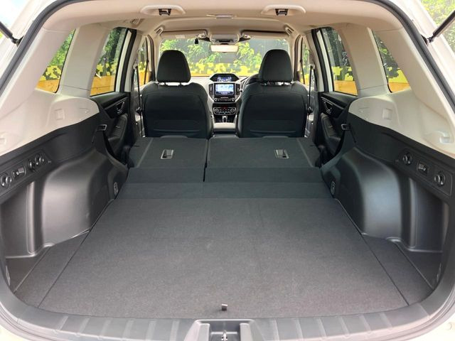 ���i�̂���������ʋ΁A���}���ɏ\���ȉ׎��X�y�[�X���m�ۂ��Ă���܂��B�Z�J���h�V�[�g��|���ƁA�傫�ȉו��̐ύڂ��\�ł���